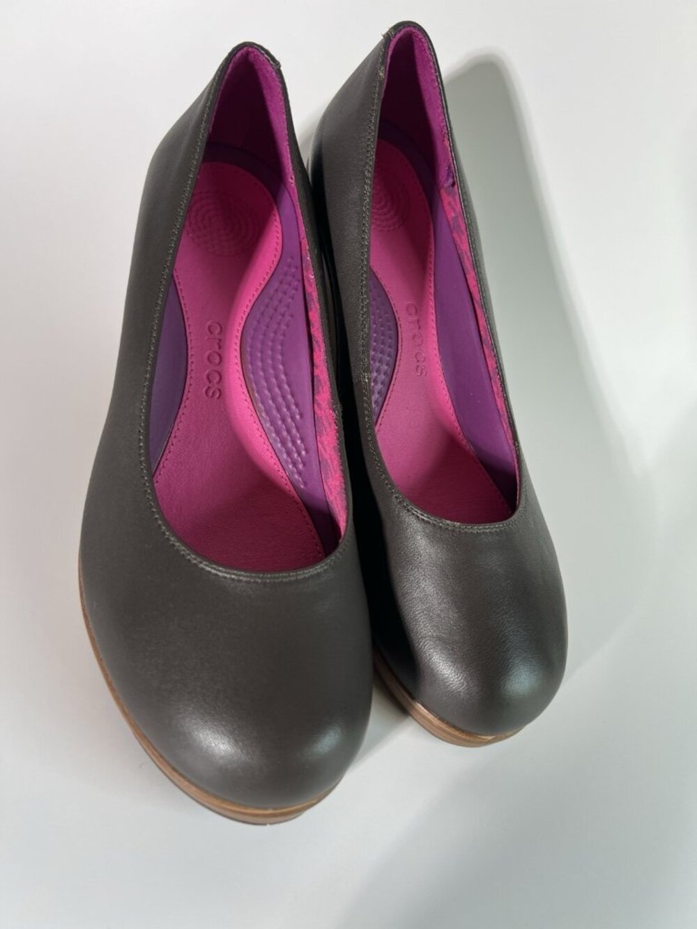 Crocs A-Leigh Espresso / Walnut Leather Closed Toe Wedge Pumps Women's Size 8 - Picture 5 of 14